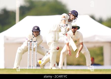 John Simpson di Middlesex (a destra) in azione durante il giorno uno della partita del Bob Willis Trophy al Radlett Cricket Club, Radlett. Foto Stock