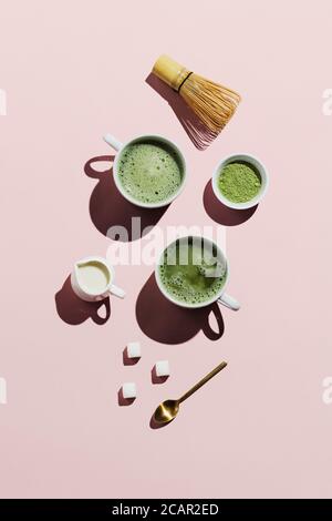 Latte di matcha vegano con latte d'avena rosa Foto Stock