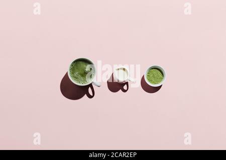 Latte di matcha vegano con latte d'avena e ingredienti rosa Foto Stock