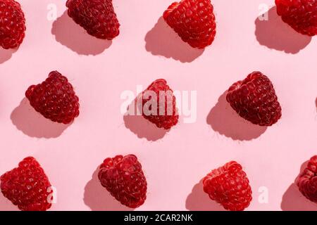 Piatto di lamponi disposti su rosa Foto Stock