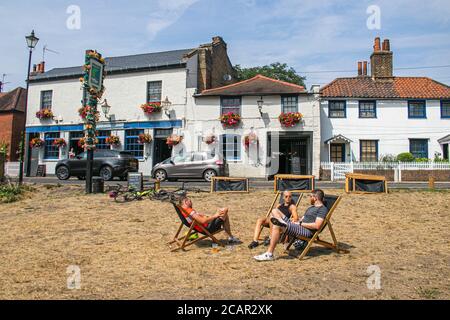 WIMBLEDON LONDRA, REGNO UNITO - 8 AGOSTO 2020. La gente si diverte a bere fuori del pub Crooked Billet in un pomeriggio caldo e umido su Wimbledon Common dopo la giornata più calda registrata in 17 anni a piedi come il tempo caldo e le alte temperature sono previste per durare in tutta l'Inghilterra meridionale fino alla settimana prossima. Credit: amer Ghazzal/Alamy Live News Foto Stock