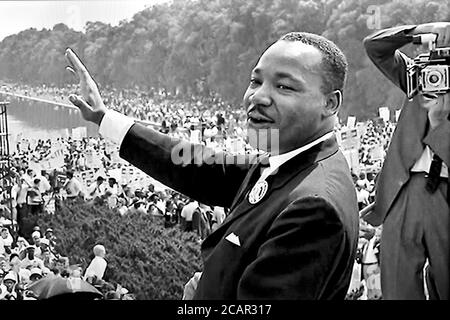 Martin Luther King Jr.speech in piedi davanti al Lincoln Memorial, durante la marcia su Washington per il lavoro e la libertà 28 agosto 1963 Foto Stock