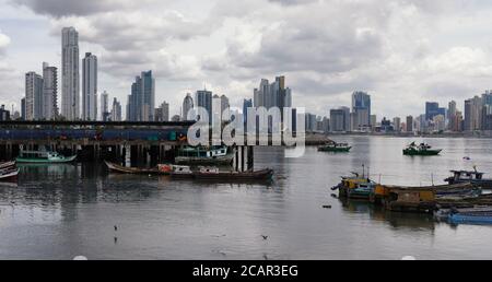 Barche da pesca vicino al mercato del pesce, Panama City, Panama, America Centrale Foto Stock