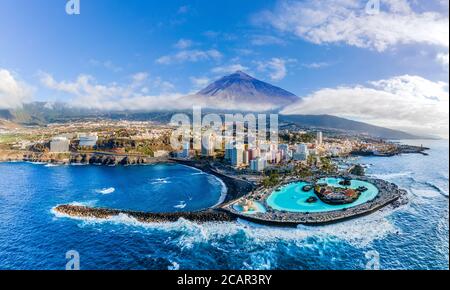 Vista aerea con Puerto de la Cruz, sullo sfondo vulcano Teide, isola di Tenerife, Spagna Foto Stock