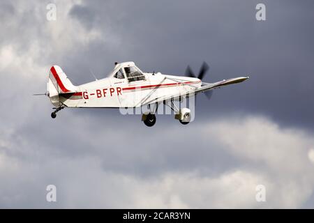 Piper PA-25-235 Pawnee (G-BFPR) esibendosi all'Airshow di Shuttleworth Drive-in La Domenica 2 agosto 2020 Foto Stock