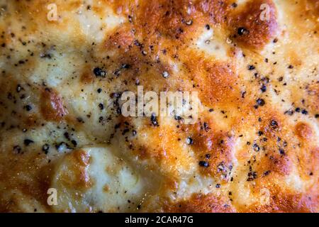 Vista ravvicinata del formaggio appena sfornato e della torta di patate Foto Stock
