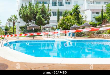 La piscina è chiusa per motivi di sicurezza. La piscina è chiusa al pubblico a causa del coronavirus per evitare nuove infezioni. Foto Stock