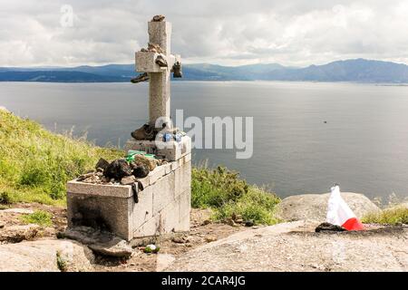 Fisterra, Spagna. La croce a Cabo Finisterre (Capo Finisterre), punto finale della via di San Giacomo (Camino de Santiago) Foto Stock