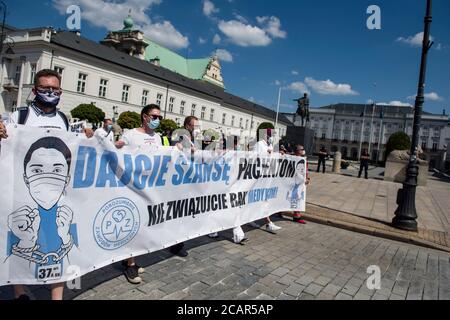 I manifestanti marciano mentre tenevano un banner che esprimeva la loro opinione durante la dimostrazione.centinaia di dipendenti del settore sanitario hanno partecipato a una manifestazione a Varsavia. La protesta è un'iniziativa congiunta di infermieri, paramedici, medici e un intero gruppo di professionisti sanitari focalizzati sull'idea dell'Alleanza delle professioni mediche. Protestare i medici richiede un'accelerazione della crescita della spesa per la protezione della salute fino ad un minimo del 6.8% del PIL soluzioni ai problemi di accodamento umiliante per i pazienti e la mancanza di disponibilità di servizi e una risposta immediata da parte dei politici a Foto Stock