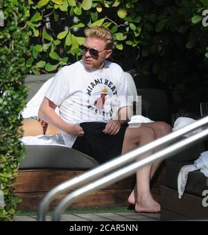 MIAMI BEACH, FL - DICEMBRE 21: Tennis grande Boris Becker ( AKA Boris Franz Becker) insieme a sua moglie Sharlely ‘Lilly' Kerssenberg (modello, m.. Giu-2009, un figlio). L'ex tennista è stato notato rilassarsi in un hotel in Florida, mentre sua moglie Sharlely ‘Lilly' Kerssenberg ha inzuppato il sole in un minuscolo due pezzi al loro South Beach Hotel. Il 21 dicembre 2011 a Miami Beach, Florida persone: Boris Becker Sharlely Kerssenberg Credit: Storms Media Group/Alamy Live News Foto Stock