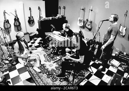 Duran Duran e Nile Rodgers cooperano in studio di registrazione - 1986 Foto Stock