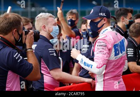 Il Nico Hulkenberg di Racing Point festeggia dopo le qualifiche del 70° anniversario del Gran Premio di Formula uno al circuito di Silverstone, Northampton. Foto Stock