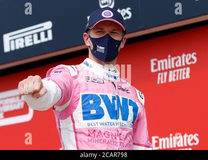 Il Nico Hulkenberg di Racing Point festeggia dopo le qualifiche del 70° anniversario del Gran Premio di Formula uno al circuito di Silverstone, Northampton. Foto Stock