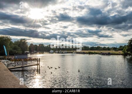 Windsor, Regno Unito. 16 luglio 2020. Una vista sul Tamigi verso i Brocas durante una passeggiata con serratura COVID-19. Foto: © Mark Kerrison Foto Stock