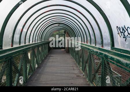 Windsor, Regno Unito. 16 luglio 2020. Un ponte ferroviario e' raffigurato durante una passeggiata con serratura COVID-19. Foto: © Mark Kerrison Foto Stock