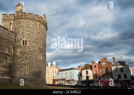 Windsor, Regno Unito. 16 luglio 2020. La Torre di Salisbury del Castello di Windsor e la collina del Castello sono raffigurate durante una passeggiata con serratura COVID-19. Foto: © Mark Kerrison Foto Stock