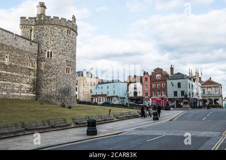 Windsor, Regno Unito. 16 luglio 2020. La Torre di Salisbury del Castello di Windsor e la collina del Castello sono raffigurate durante una passeggiata con serratura COVID-19. Foto: © Mark Kerrison Foto Stock