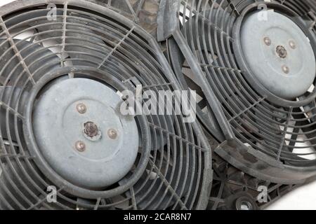 Ventola di raffreddamento del radiatore del motore con due eliche su sfondo bianco isolato in uno studio fotografico. Pezzo di ricambio per riparazione auto in officina o in vendita. Foto Stock