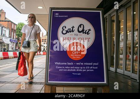 WIMBLEDON LONDRA, REGNO UNITO - 8 AGOSTO 2020. Un segno 'Eat out to Help out' nel centro di Wimbledon come parte del programma governativo per sostenere le imprese e lavoratori autonomi e riportare i clienti in ristoranti per rilanciare l'economia durante la pandemia del coronavirus. Il regime governativo va dal 3 al 31 agosto. Credit: amer Ghazzal/Alamy Live News Foto Stock