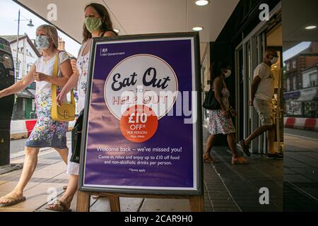 WIMBLEDON LONDRA, REGNO UNITO - 8 AGOSTO 2020. Un segno 'Eat out to Help out' nel centro di Wimbledon come parte del programma governativo per sostenere le imprese e lavoratori autonomi e riportare i clienti in ristoranti per rilanciare l'economia durante la pandemia del coronavirus. Il regime governativo va dal 3 al 31 agosto. Credit: amer Ghazzal/Alamy Live News Foto Stock