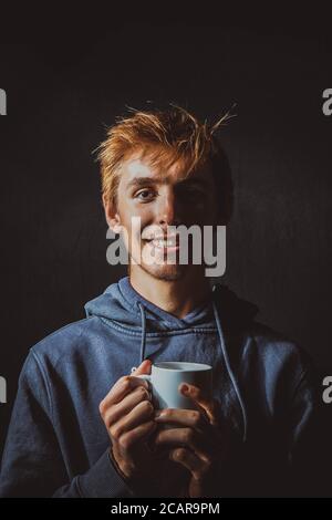 Tazza da caffè per giovani maschi Foto Stock