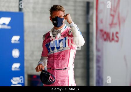 Il Nico Hulkenberg di Racing Point festeggia a Parc Ferme dopo le qualifiche del 70° anniversario del Gran Premio di Formula uno al circuito di Silverstone, Northampton. Foto Stock