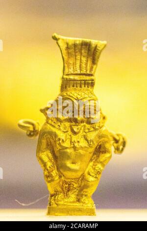 Egitto, Cairo, Museo Egizio, statuetta d'oro del dio Bes. Foto Stock