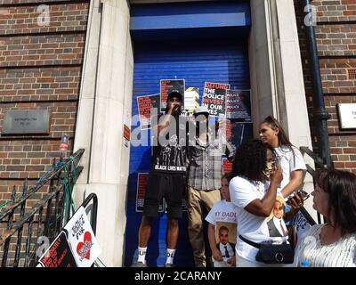 Il rapper Wretch 32 (a sinistra) e suo padre Millard Scott, 62 (a destra), che è stato Tasered dalla polizia, assistono ad un rally contro l'uso dei taser da parte della polizia alla stazione di polizia di Tottenham, a nord di Londra, e per protestare contro il razzismo nella forza. Foto Stock