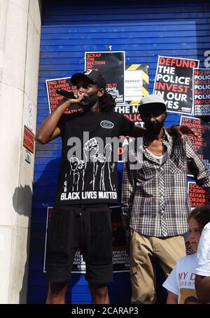 Il rapper Wretch 32 (a sinistra) e suo padre Millard Scott, 62 (a destra), che è stato Tasered dalla polizia, assistono ad un rally contro l'uso dei taser da parte della polizia alla stazione di polizia di Tottenham, a nord di Londra, e per protestare contro il razzismo nella forza. Foto Stock