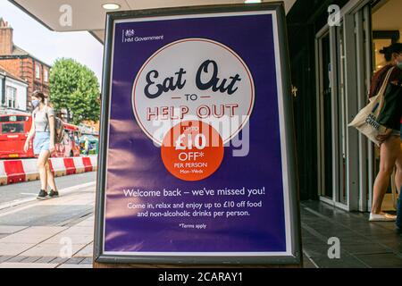 WIMBLEDON LONDRA, REGNO UNITO - 8 AGOSTO 2020. Un segno 'Eat out to Help out' nel centro di Wimbledon come parte del programma governativo per sostenere le imprese e lavoratori autonomi e riportare i clienti in ristoranti per rilanciare l'economia durante la pandemia del coronavirus. Il regime governativo va dal 3 al 31 agosto. Credit: amer Ghazzal/Alamy Live News Foto Stock