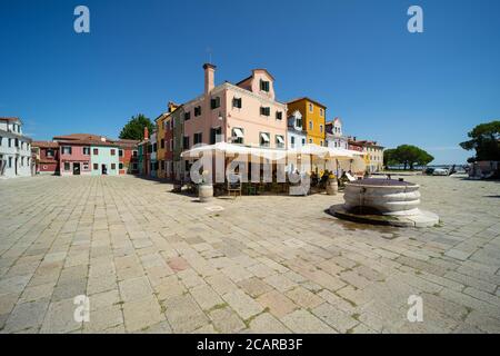 Isola di Burano, Laguna Veneziana, Venezia, Italia, Piazza Galuppi nel centro storico della città con antiche mura acquatiche Foto Stock