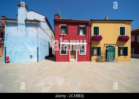 Isola di Burano, Laguna Veneziana, Venezia, Italia, panorama con le tipiche case di pescatori colorate del centro città Foto Stock