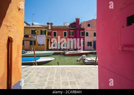 Isola di Burano, Laguna Veneziana, Venezia, Italia, panorama con le tipiche case colorate che si affacciano su un canale nel centro della città Foto Stock
