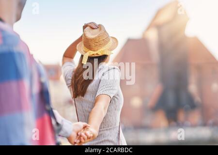 Adulti turisti felici di visitare Gdansk Polonia in estate Foto Stock