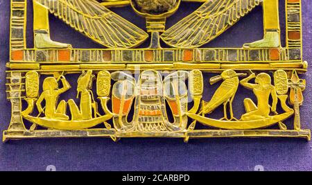 Cairo, Museo Egizio, necropoli reale di Tanis, sepoltura di Psuscennes : fondo di un pettorale, il re naviga su un barbecue. Foto Stock