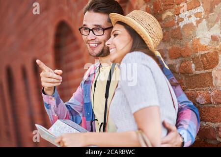 Adulti turisti felici di visitare Gdansk Polonia in estate Foto Stock