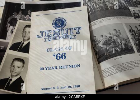 Still Life 20Year High School Reunion Program su un Annuario Open Class, Scuola superiore Gesuita, Tampa, Florida, USA Foto Stock