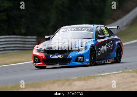 8 agosto 2020; Brands Hatch Circuit, West Kingsdown, Kent, Inghilterra; Kwik Fit British Touring Car Championship, Qualifying Day; Tom Olivant nel suo Team BMW 330i M Sport attualmente in posizione Foto Stock