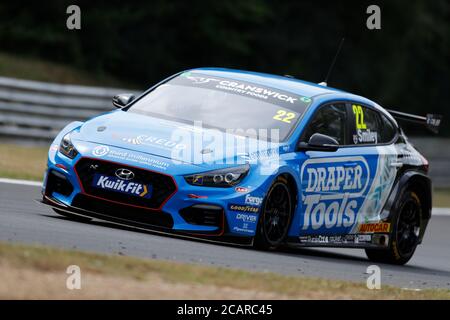 8 agosto 2020; Brands Hatch Circuit, West Kingsdown, Kent, Inghilterra; Kwik Fit British Touring Car Championship, Qualifying Day; Chris Smiley nel suo Excelr8 Motorsport Hyundai i30N Foto Stock