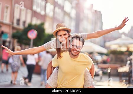 Adulti turisti felici di visitare Gdansk Polonia in estate Foto Stock