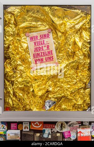 Amburgo, Germania, 23 marzo 2019 - messaggio potente sul foglio d'oro: 'Siamo molti - ognuno di noi' motivazione per l'azione. Foto Stock