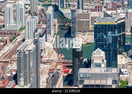 Denso sviluppo urbano del centro di Chicago con il fiume Chicago. Vista dalla Willis Tower. Foto Stock