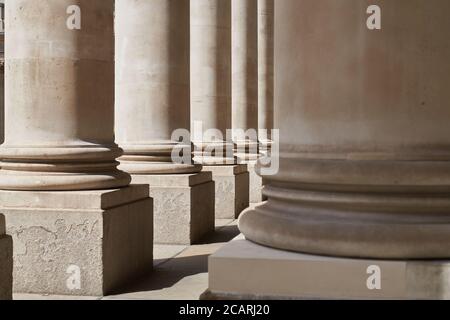 Le colonne di pietra del London Royal Exchange Building Foto Stock