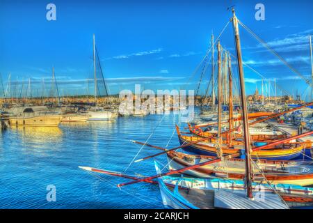 Barche nel porto di Alghero al tramonto. Elaborato per l'effetto di mappatura dei toni hdr Foto Stock