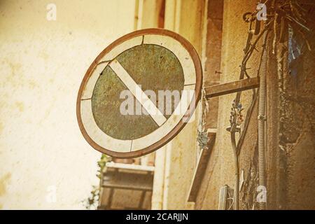 vecchio cartello di non parcheggio in effetto tonalità vintage Foto Stock