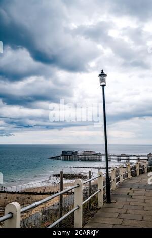 Vista sul molo vittoriano sul mare di Norfolk Città di Cromer catturata dal sentiero costiero Foto Stock