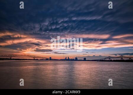 Città tra ponti Foto Stock