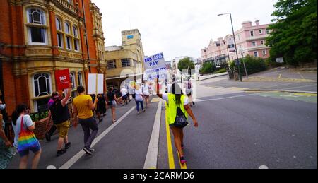 In tutto il paese i lavoratori del NHS hanno marciato per un aumento salariale. Sotto la bandiera di ' NHS lavoratori dire No ' infermieri ha chiesto un aumento pari al 15%. L'8 agosto 2020 ha visto azioni in tutto il Regno Unito. A Bournemouth la marcia per un aumento di retribuzione è stata seguita da un grande raduno. Marciando dalla piazza, si è svolto un percorso per Horse Shoe Common a Bournemouth Gardens. Gli infermieri del Regno Unito hanno organizzato queste manifestazioni in tutto il Regno Unito Foto Stock