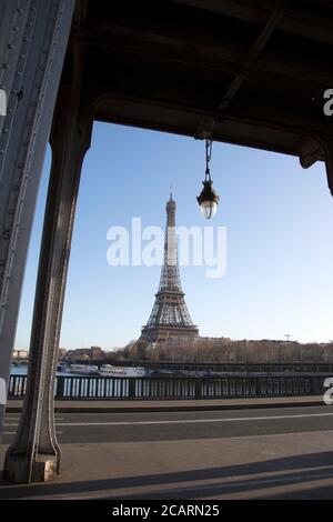 Torre Eiffel dal Ponte Bir-Hakeim, Parigi, Francia Foto Stock