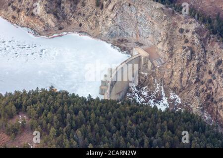 Foto aerea del lago artificiale e diga di Frozen Strontia Springs, Jefferson County, Colorado Foto Stock